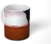 Mok - Kleurrijke afbeelding van een stierensilhouetE - 350 ML - Beker