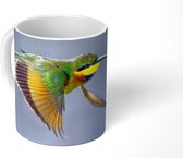 Mok - Een vliegende en kleurrijke dwergbijeneter met een lichtblauwe achtergrond - 350 ML - Beker