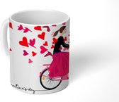Mok - Koffiemok - Een illustratie van een vrouw op de fiets met een mand vol hartjes - Mokken - 350 ML - Beker - Koffiemokken - Theemok
