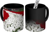 Magische Mok - Foto op Warmte Mok - Witte tulpen omringt door rode tulpen - 350 ML