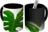 Magische Mok - Foto op Warmte Mok - Groot botanisch blad op een blanke achtergrond - 350 ML