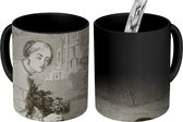 Magische Mok - Foto op Warmte Mokken - Koffiemok - Vrouw met bloemen zwart-wit - Schilderij van Rembrandt van Rijn - Magic Mok - Beker - 350 ML - Theemok