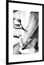 Cadre photo avec affiche Zwart et Wit- Une femme se fait couper les cheveux par un coiffeur - noir et blanc - 60x90 cm - Cadre pour affiche