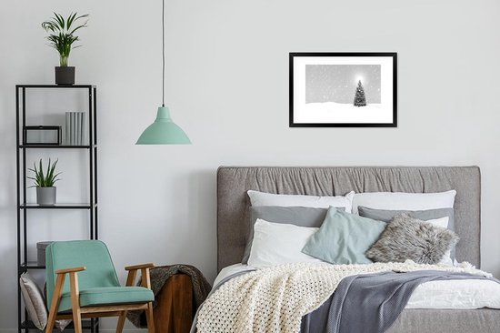 Cadre photo avec affiche Zwart et Wit- Un sapin de Noël dans un paysage enneigé et un ciel bleu - noir et blanc - 60x40 cm - Cadre pour affiche - Décorations de Noël - Décoration de Noël pour l'intérieur - Noël