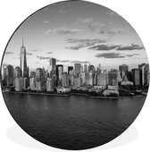 WallCircle - Wandcirkel - Muurcirkel - Skyline New York tijdens Golden Hour - zwart wit - Aluminium - Dibond - ⌀ 30 cm - Binnen en Buiten