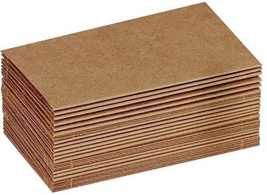 Een stapel bruine naamkaartjes, met één kaartje dat opengevouwen is.