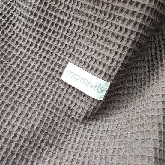 Moments borstvoedingsdoek premium- LV Bruin- Biologisch katoen- OEKO- TEX- Ademend- Luxe voedingsdoek- Borstvoedingsschort- Stijlvolle doek van Moments — afbeelding 5