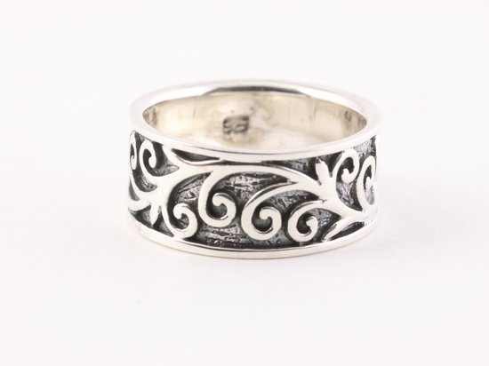 Zware zilveren ring met fantasiegravering - maat 19.5