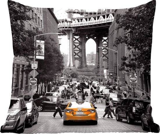 Sierkussens - Kussentjes Woonkamer - 50x50 cm - Zwart-wit foto met een gele taxi in het Amerikaanse New York