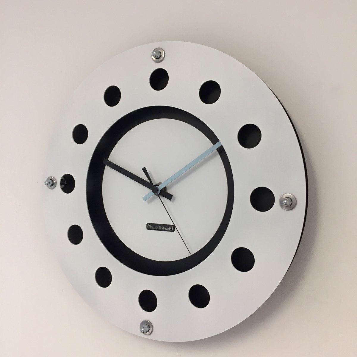 WANDKLOK WHITE FLANGE MECANICA FULL BLACK WITH WHITE  SMALL INNER CIRCLE BLACKBLUE POINTER MODERN DUTCH DESIGN HANDGEMAAKT 40 cm