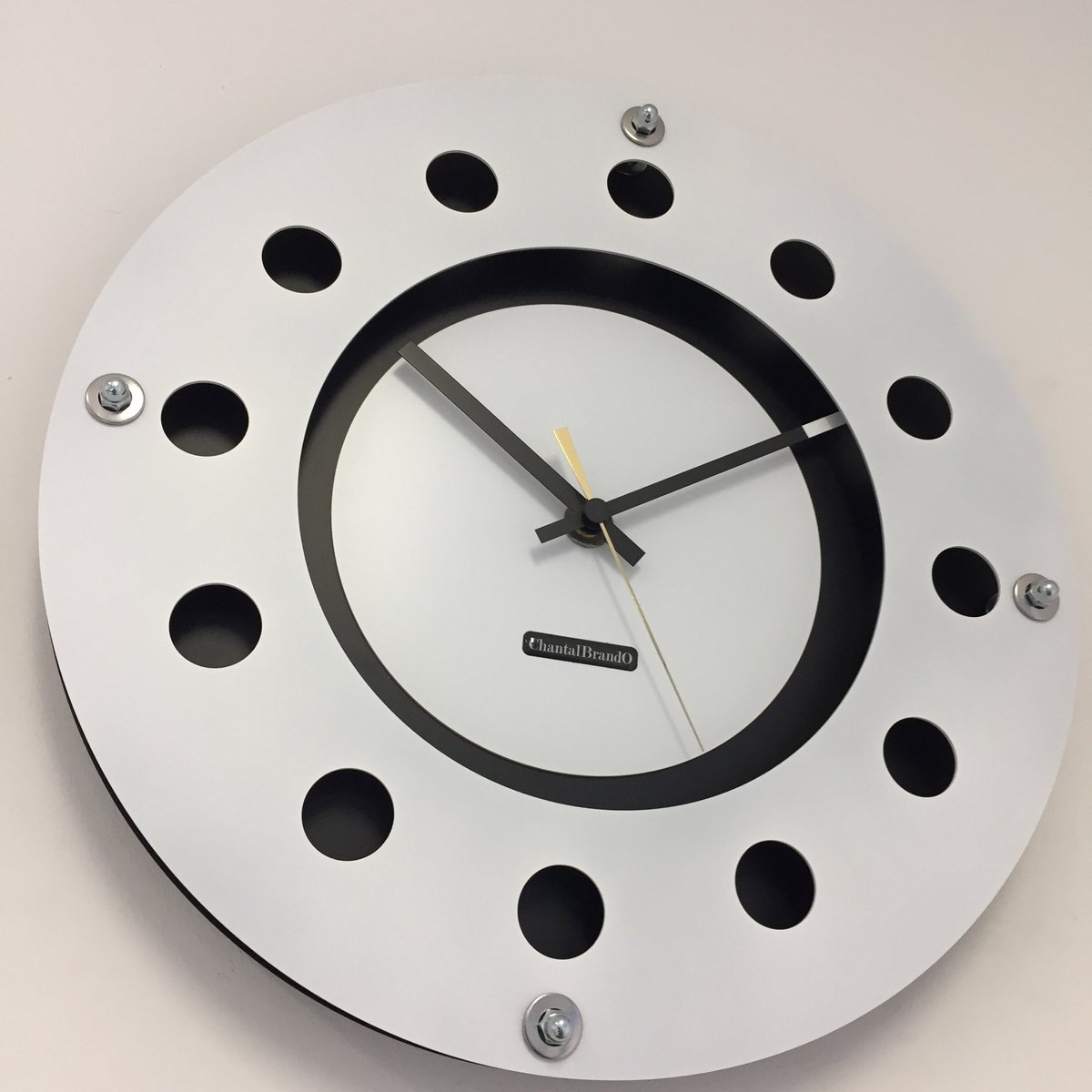 WANDKLOK WHITE FLANGE MECANICA FULL BLACK WITH WHITE  SMALL INNER CIRCLE BLACK GOLD POINTER MODERN DUTCH DESIGN HANDGEMAAKT 40 cm
