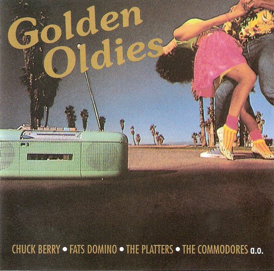 Albumhoes met de tekst 'Golden Oldies'. Twee dansende mensen op een strand met een radio op de voorgrond. Artiesten: CHUCK BERRY, FATS DOMINO, THE PLATTERS, THE COMMODORES.
