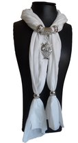 Siersjaal  dames bestaande uit een witte sjaal 180 cm versierd met ringen en hanger sieraad uil.