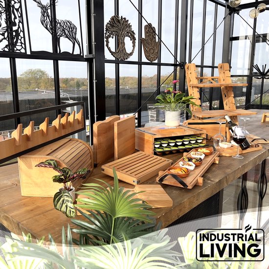 Houten presentatiesysteem met serveerplanken, planten en decoratie-elementen in een lichte ruimte.