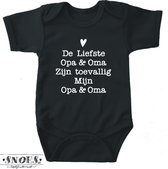 Baby Romper Met Tekst Zwart Maat 56 * Snoes * De Liefste Opa en Oma zijn toevallig mijn Opa en Oma * Lief kraam cadeau voor baby's * Aankondiging zwangerschap aan Opa & Oma* Opa &