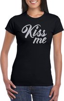 Kiss me t-shirt zwart met zilveren glitter tekst dames kus me - Glitter en Glamour zilver party kleding shirt XL