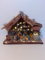 Kerststal Kerststal met 12 figuren en waterput 40 led lichtjes hand gemaakt dus uniek  30x38x18 cm