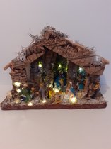 Kerststal met 11 figuren en rieten dak 20 led lichtjes en hand gemaakt dus uniek  27x36x19 cm