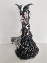 Elfen beeld prachtige elf Bellamaestra met wolf en draakje op haar schouder van Nene Thomas  32x20x20 cm