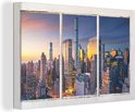 Toile avec un cadre blanc vieilli, offrant une vue sur la skyline de New York au coucher du soleil.