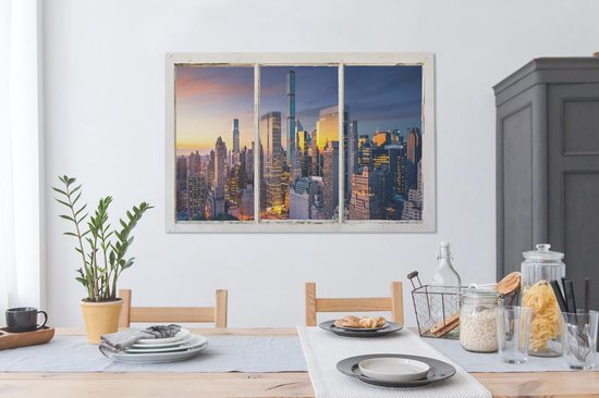 Toile avec vue sur la skyline de New York au coucher du soleil, accrochée dans une salle à manger au-dessus d'une table.