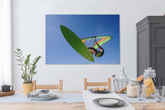Un véliplanchiste accroche dans les airs toile 140x90 cm - Tirage photo sur toile (Décoration murale salon / chambre)