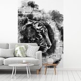 Behang - Fotobehang Kop van een tijger op een achtergrond van kranten - zwart wit - Breedte 160 cm x hoogte 240 cm