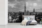 Behang - Fotobehang Uitzicht op Antwerpen en de kathedraal - zwart wit - Breedte 600 cm x hoogte 400 cm