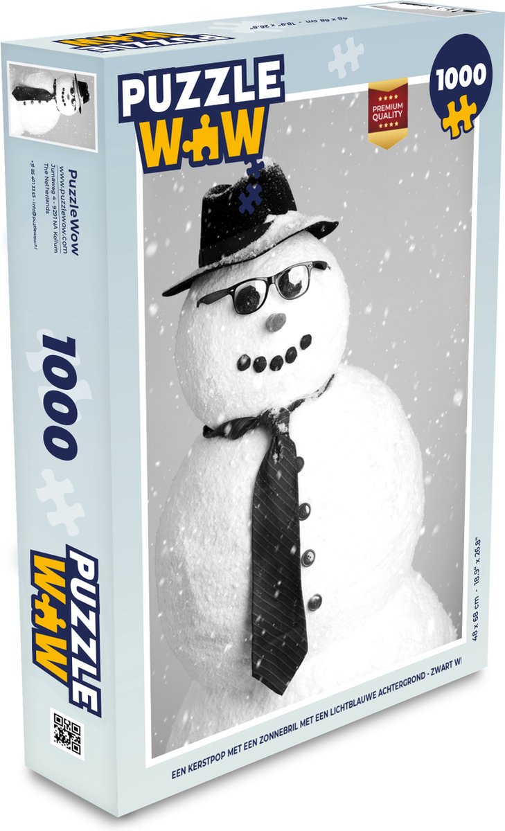 Puzzel 1000 stukjes volwassenen - Een kerstpop met een zonnebril met een lichtblauwe achtergrond - zwart wit - 480x680 cm - Kerst Puzzel - Christmas Puzzel