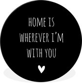 WallCircle - Wandcirkel - Muurcirkel - Engelse quote "Home is wherever i'm with you" met een hartje tegen een zwarte achtergrond - Aluminium - Dibond - ⌀ 30 cm - Binnen en Buiten