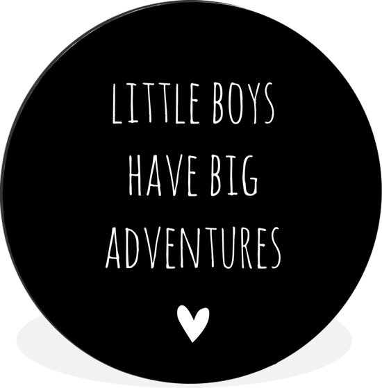 WallCircle - Wandcirkel - Muurcirkel - Engelse quote "Little boys have big adventures" met een hartje tegen een zwarte achtergrond - Aluminium - Dibond - ⌀ 60 cm - Binnen en Buiten