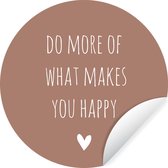 WallCircle - Muurstickers - Behangcirkel - Engelse quote "Do more of what makes you happy" met een hartje op een bruine achtergrond - 50x50 cm - Muurcirkel - Zelfklevend - Ronde Behangsticker
