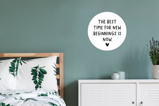 WallCircle - Muurstickers - Behangcirkel - Engelse quote "The best time for new beginnings is now" met een hartje voor een witte achtergrond - ⌀ 30 cm - Muurcirkel - Zelfklevend - Ronde Behangsticker