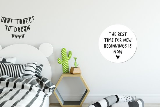 WallCircle - Muurstickers - Behangcirkel - Engelse quote "The best time for new beginnings is now" met een hartje voor een witte achtergrond - ⌀ 30 cm - Muurcirkel - Zelfklevend - Ronde Behangsticker