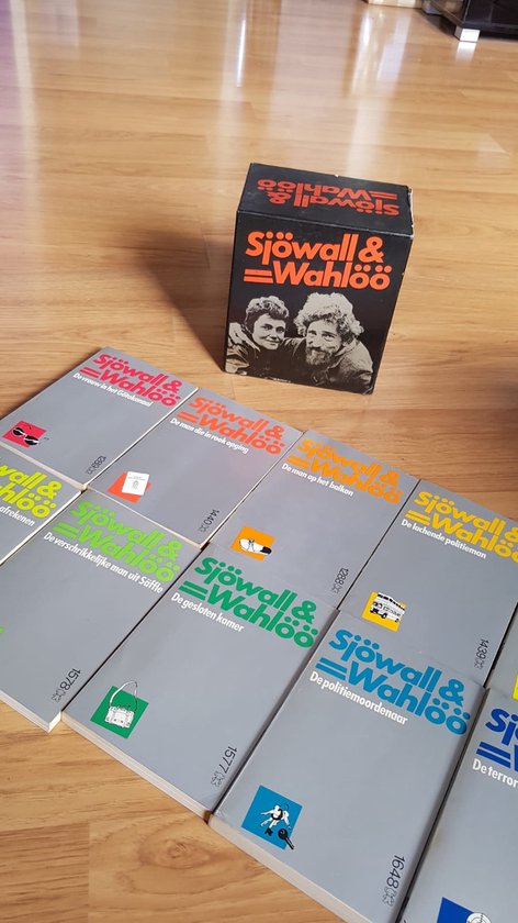Een stapel boeken van Sjöwall & Wahlöö, met een doos met foto van de auteurs