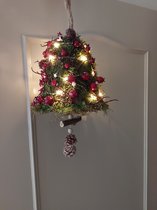 Kerstklok (Bel) met ledverlichting, mos en rode besjes 20cm hoog exlc touwtje 22cm op het brede gedeelte