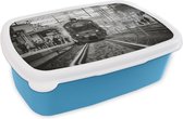Broodtrommel Blauw - Lunchbox - Brooddoos - Zwart-wit foto van een stoomtrein op een station - 18x12x6 cm - Kinderen - Jongen