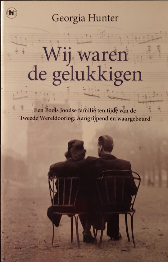 Boek "Wij waren de gelukkigen" met een stel op stoelen zittend, met muzieknoten op de achtergrond.