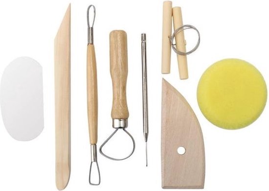 Een set van 8 boetseer- en pottebakkersgereedschappen inclusief een houten spatel, modelleergereedschap, naald, en een spons.
