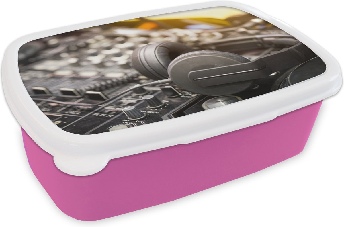 Broodtrommel Roze - Lunchbox - Brooddoos - Grijze koptelefoon op een mengpaneel - 18x12x6 cm - Kinderen - Meisje