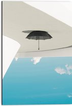 Dibond - Zwarte Paraplu Hangend aan Wit Vlak bij Wolken - 50x75 cm Foto op Aluminium (Wanddecoratie van metaal)