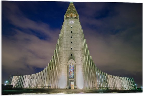 Acrylglas - Grote Witte Kerk in Reykjavik, IJsland - 75x50 cm Foto op Acrylglas (Wanddecoratie op Acrylaat)