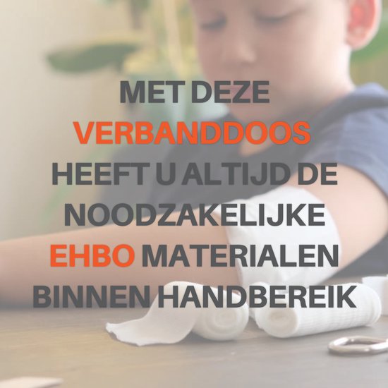 Een kind krijgt een verband om zijn arm gelegd door een volwassene. Tekst: 'Met deze verbanddoos heeft u altijd de nodige EHBO materialen binnen handbereik.'