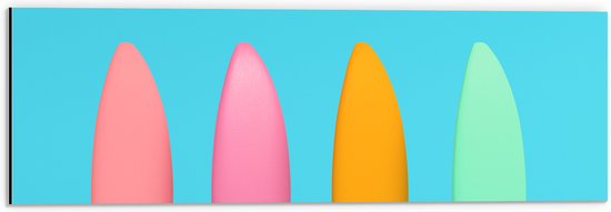 Dibond - Koraal, Roze, Gele en Groene Surfplanken tegen Blauwe Achtergrond - 60x20 cm Foto op Aluminium (Wanddecoratie van metaal)