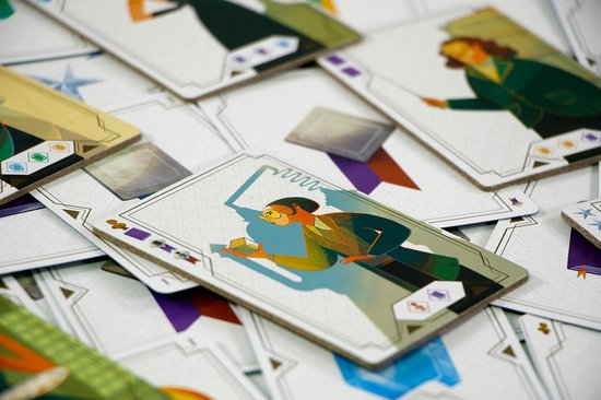 Kaarten met gestileerde art deco-personages in jurken, een man met bril en een gouden blokje.