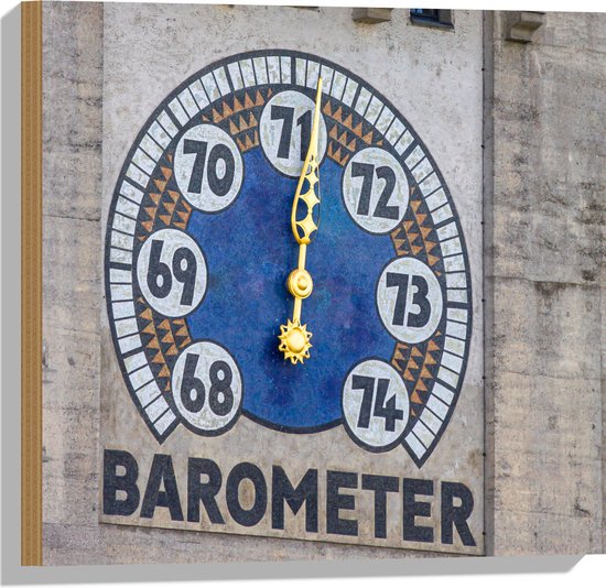 Hout - Barometer op Gevel van Bruin Gebouw - 50x50 cm - 9 mm dik - Foto op Hout (Met Ophangsysteem)