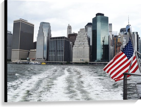 Canvas - Amerikaanse Vlag aan Boot met Uitzicht op Hoge Gebouwen - 100x75 cm Foto op Canvas Schilderij (Wanddecoratie op Canvas)
