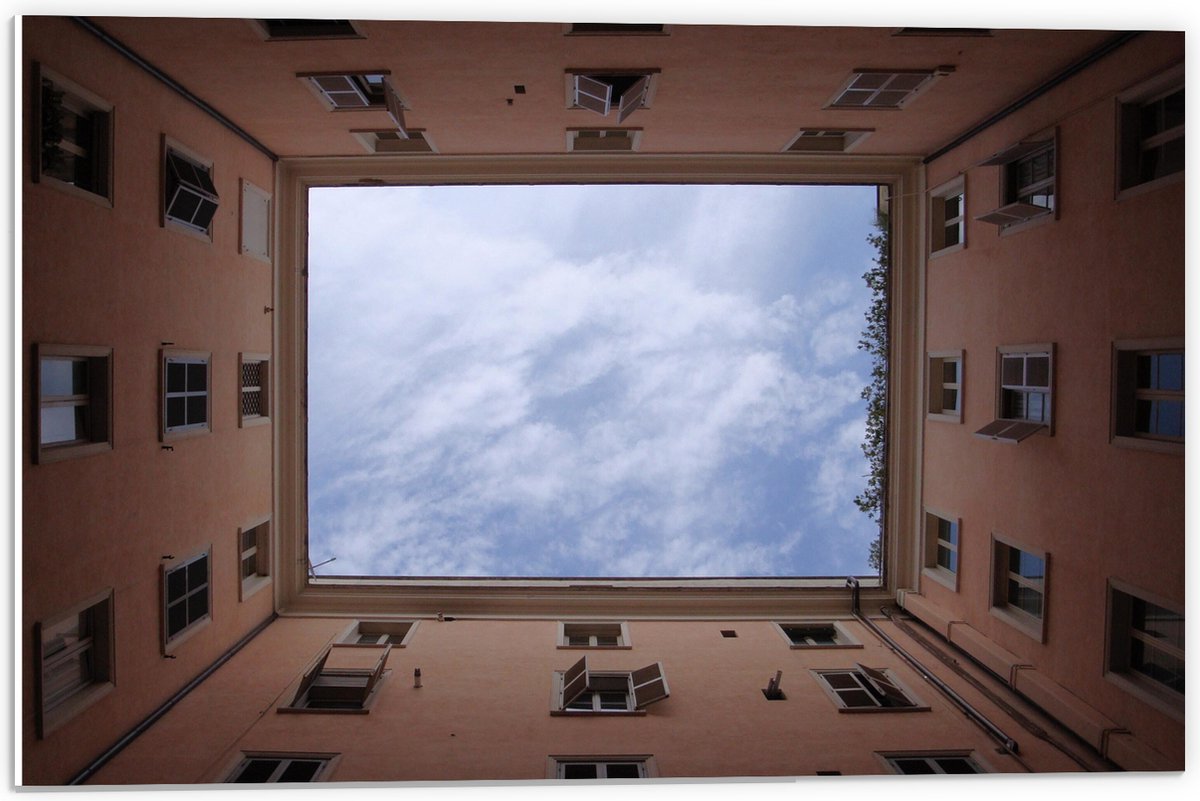 PVC Schuimplaat - Binnenplaats van Roze Gebouw onder Sluierbewolking - 60x40 cm Foto op PVC Schuimplaat (Met Ophangsysteem)