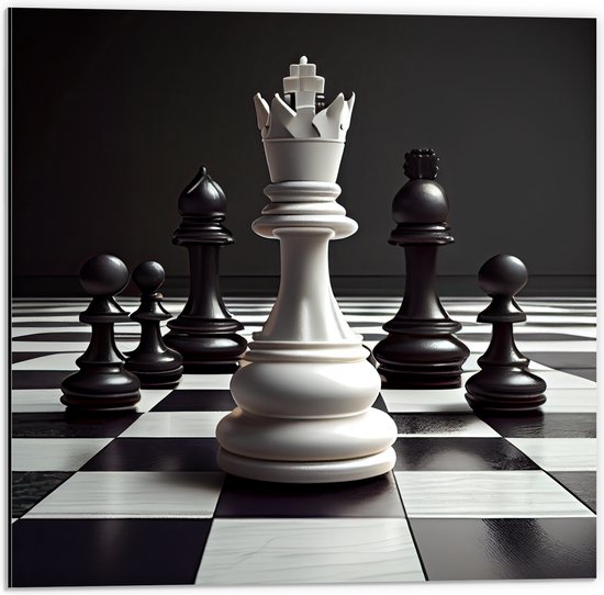 Dibond - Zwarte Schaakstukken om Witte Koning op Schaakbord (Zwart-wit) - 50x50 cm Foto op Aluminium (Wanddecoratie van metaal)