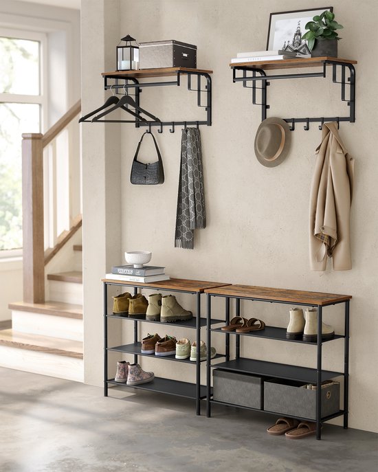 Twee wandkapstokken met houten planken, kledingstangen en haken, boven schoenenrekken.